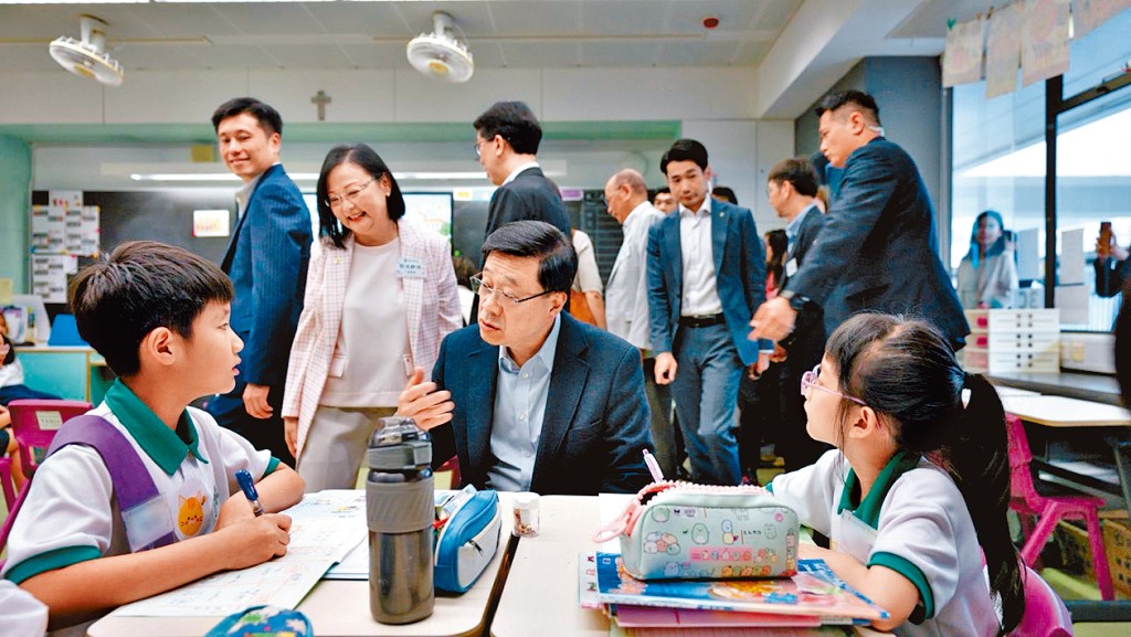 行政长官李家超关注「在校课后托管服务计划」运作情况。