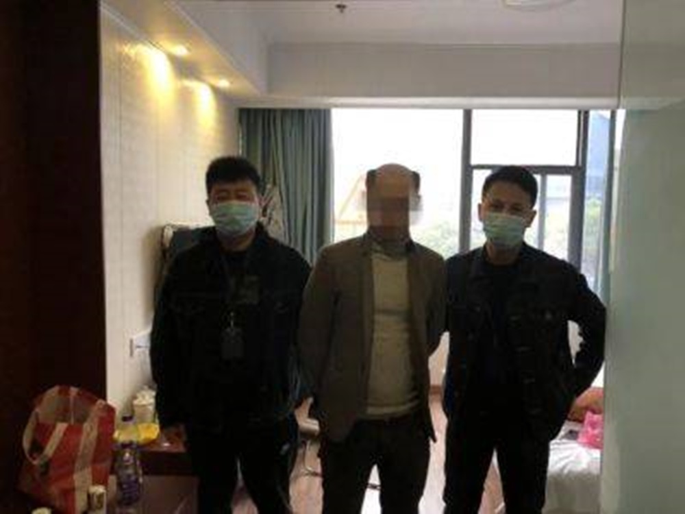 他解釋,為了掩人耳目每次犯案時都將假髮摘掉,離開時再將假髮重新戴上。網圖
