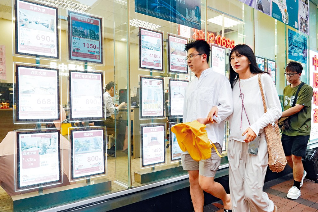 自政府於2月底推出全撤辣後，市場氣氛急速彈升，各方用家及投資者都相繼搶入市。