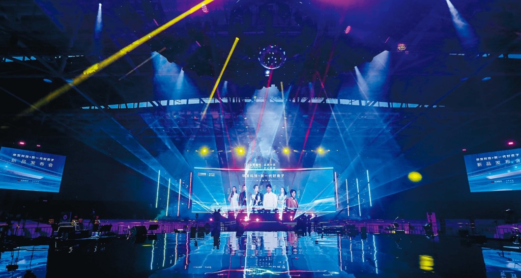 华发「科技+」新一代好房子新品首发亮相，坚定不移扛起责任，落实服务地方经济社会发展的重要使命。