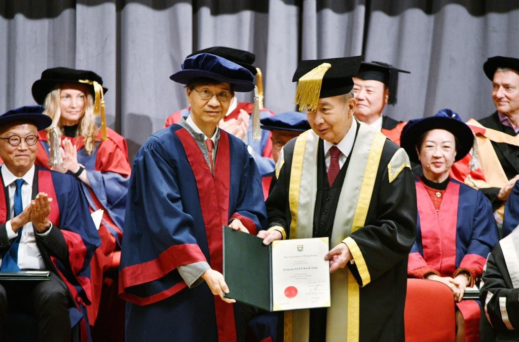 抗疫专家中的熟面孔、港大微生物学系传染病学讲座教授袁国勇（左）亦因对流行病研究贡献，获授名誉大学院士。
