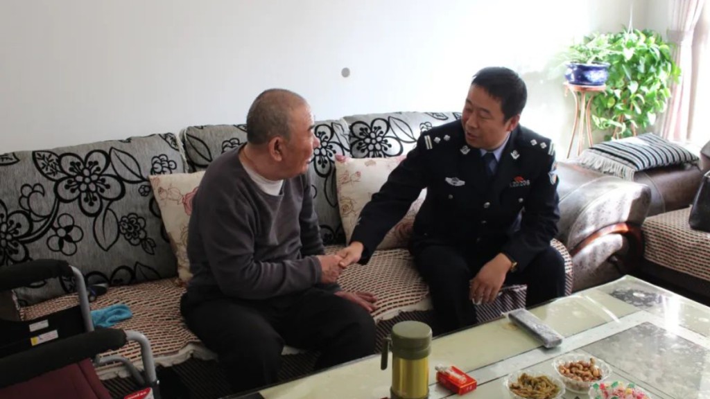 徐海斌曾任阿左旗公安局国保大队长、交警大队长、公安局副局长等职。