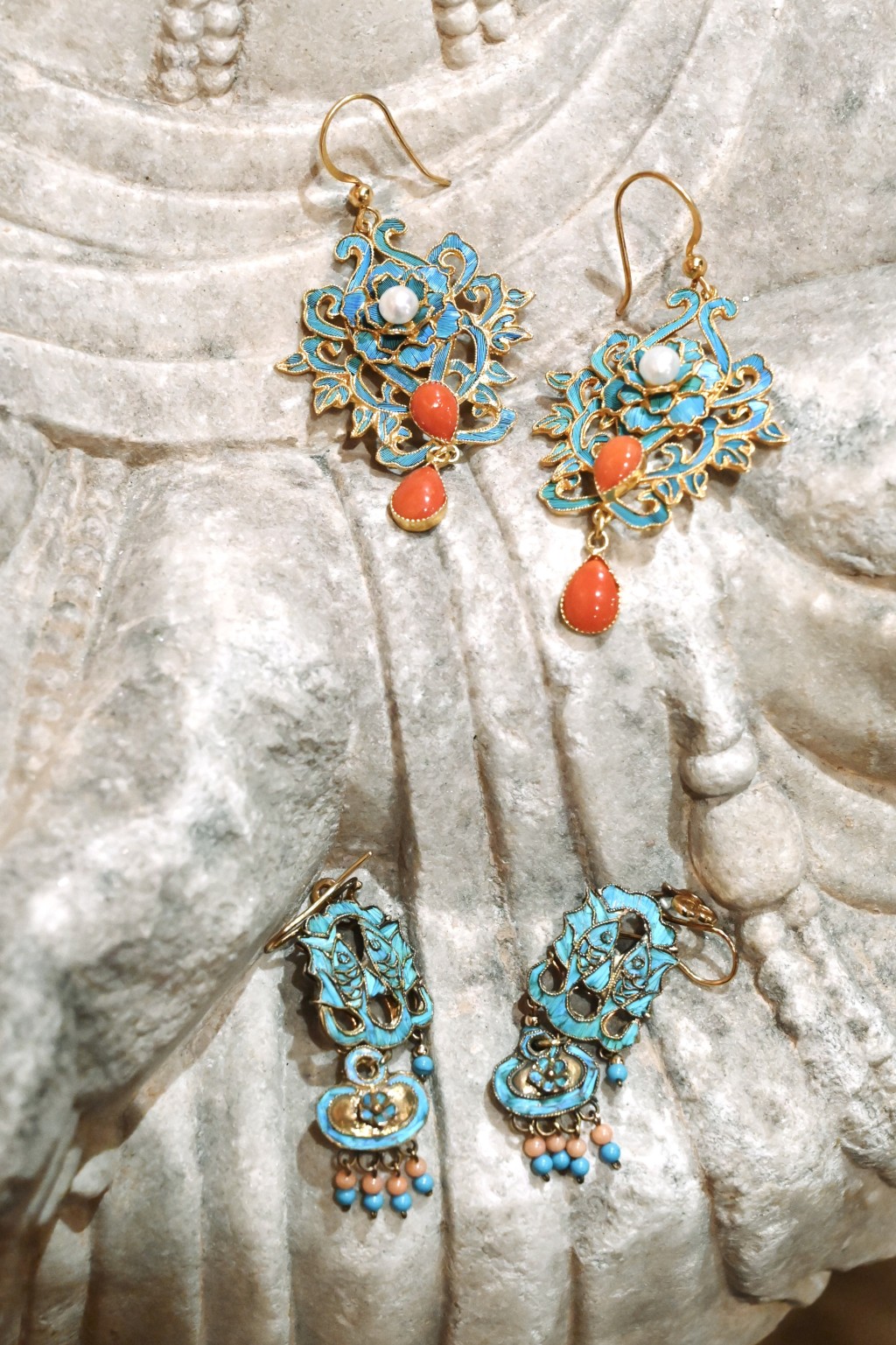 這兩款點翠耳環，乃由Loretta從日本一家古董店買回來的點翠冠冕拆下來再重新設計的，加入珍珠及珊瑚，拼湊出奪目視效。