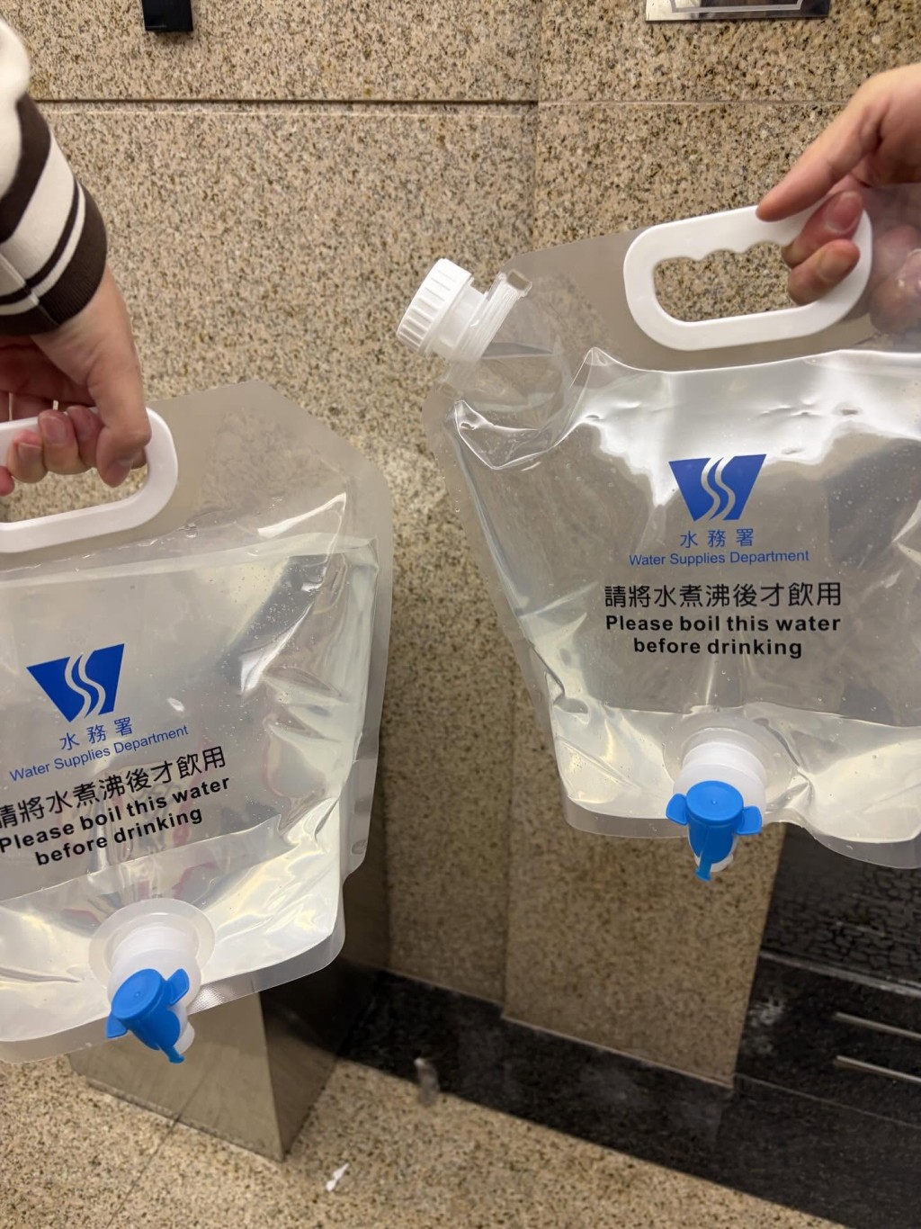 水務署派「水袋」，方便居民「唔使攞桶咁重」。網圖