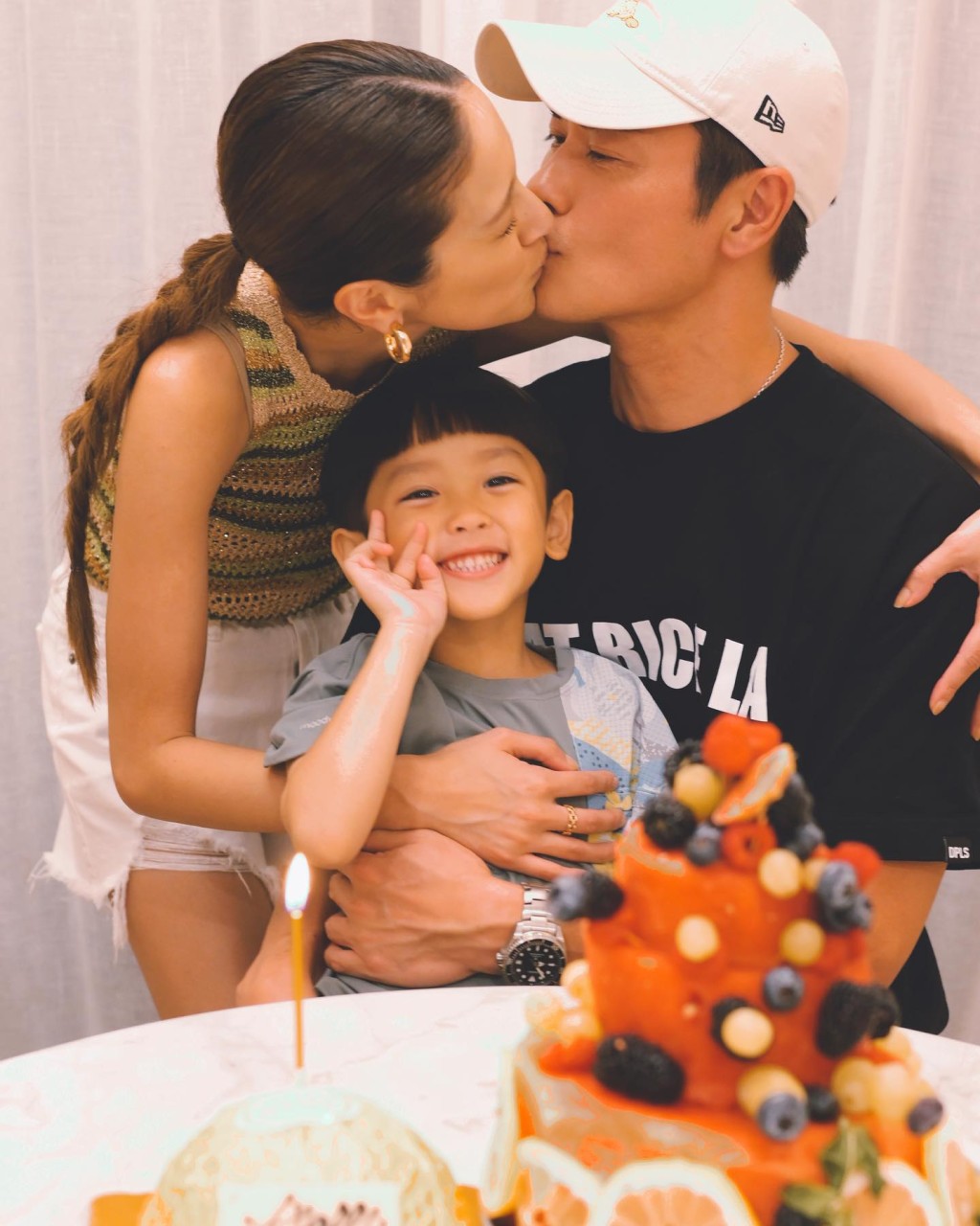 陈凯琳吻贺老公生日。