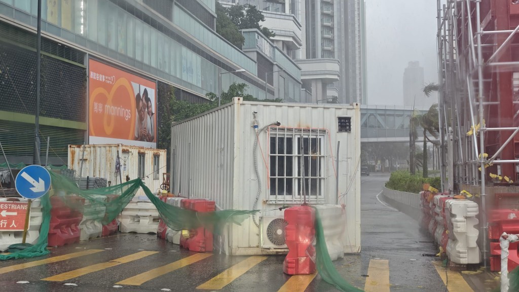 深水埗貨櫃遭強風吹翻 橫臥馬路中 交通一度受阻。