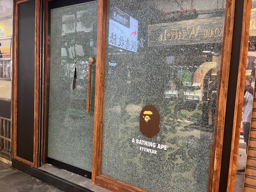 眼镜店玻璃门损毁。罗展锋摄