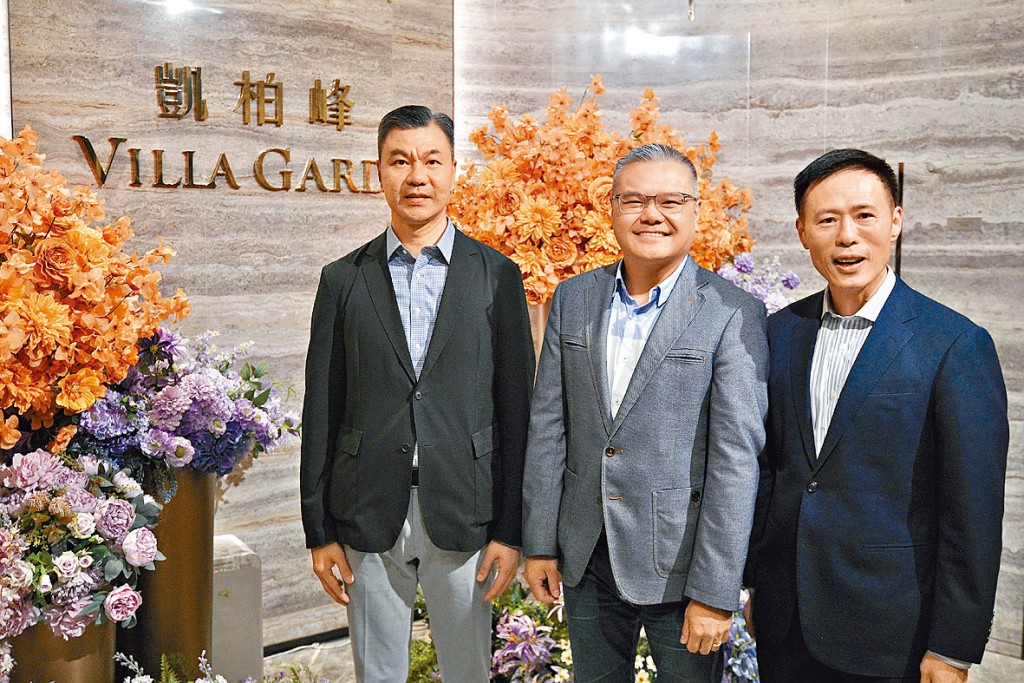 信和田兆源(右)表示,項目2房準買家約佔7成,反映該戶型受到市場歡迎。中為嘉華温偉明、左為招商局置地黃競源。