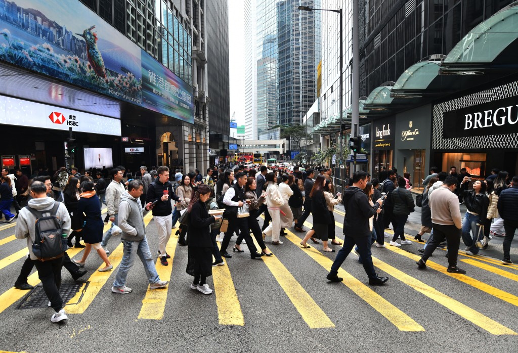 在二○○三年至二○二三年的二十年間,港人在外圍輸掉的金額高達二千五百億港元。 在二○○三年至二○二三年的二十年間,港人在外圍輸掉的金額高達二千五百億港元。