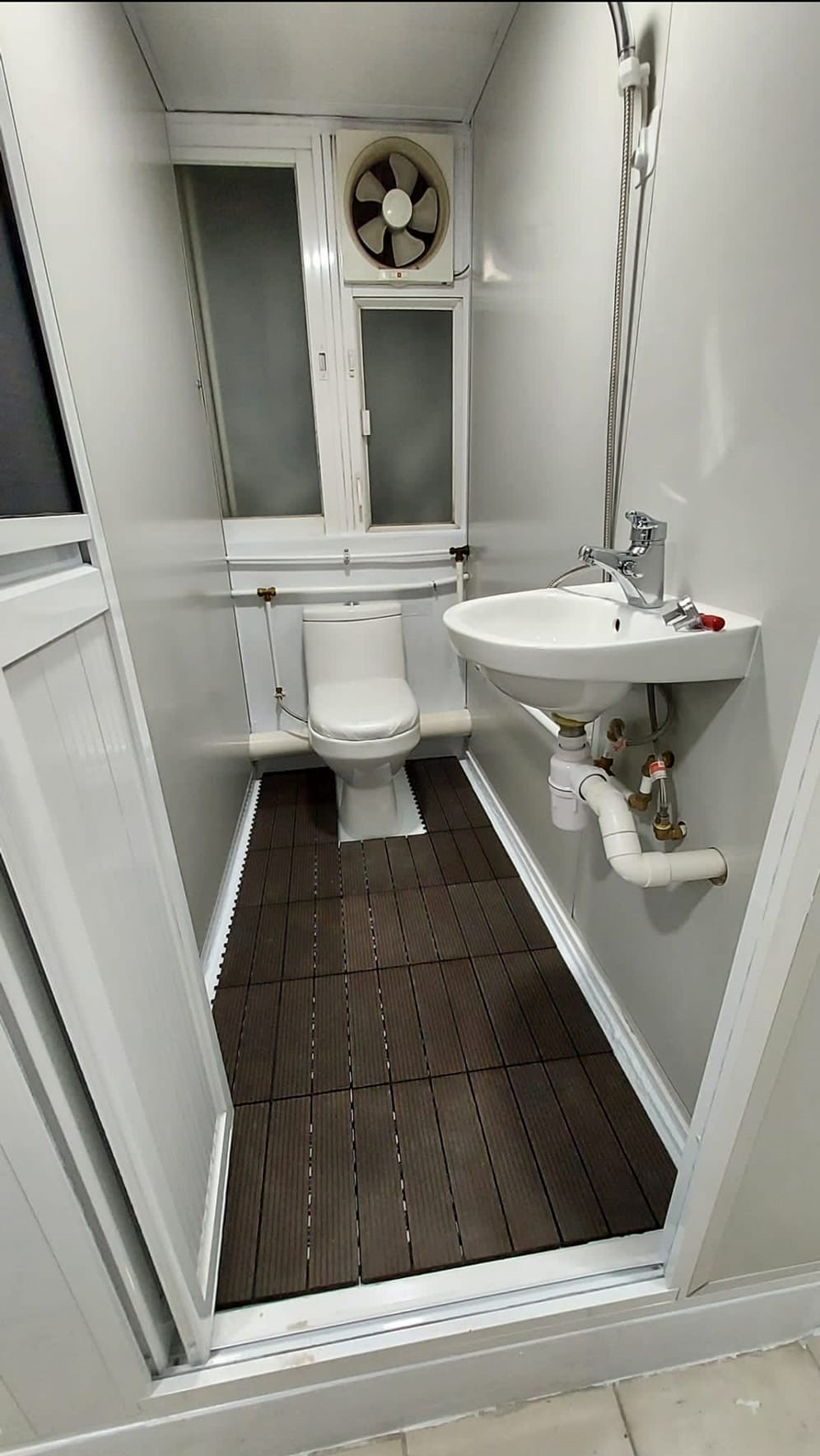 厕所甚为狭窄。网上图片