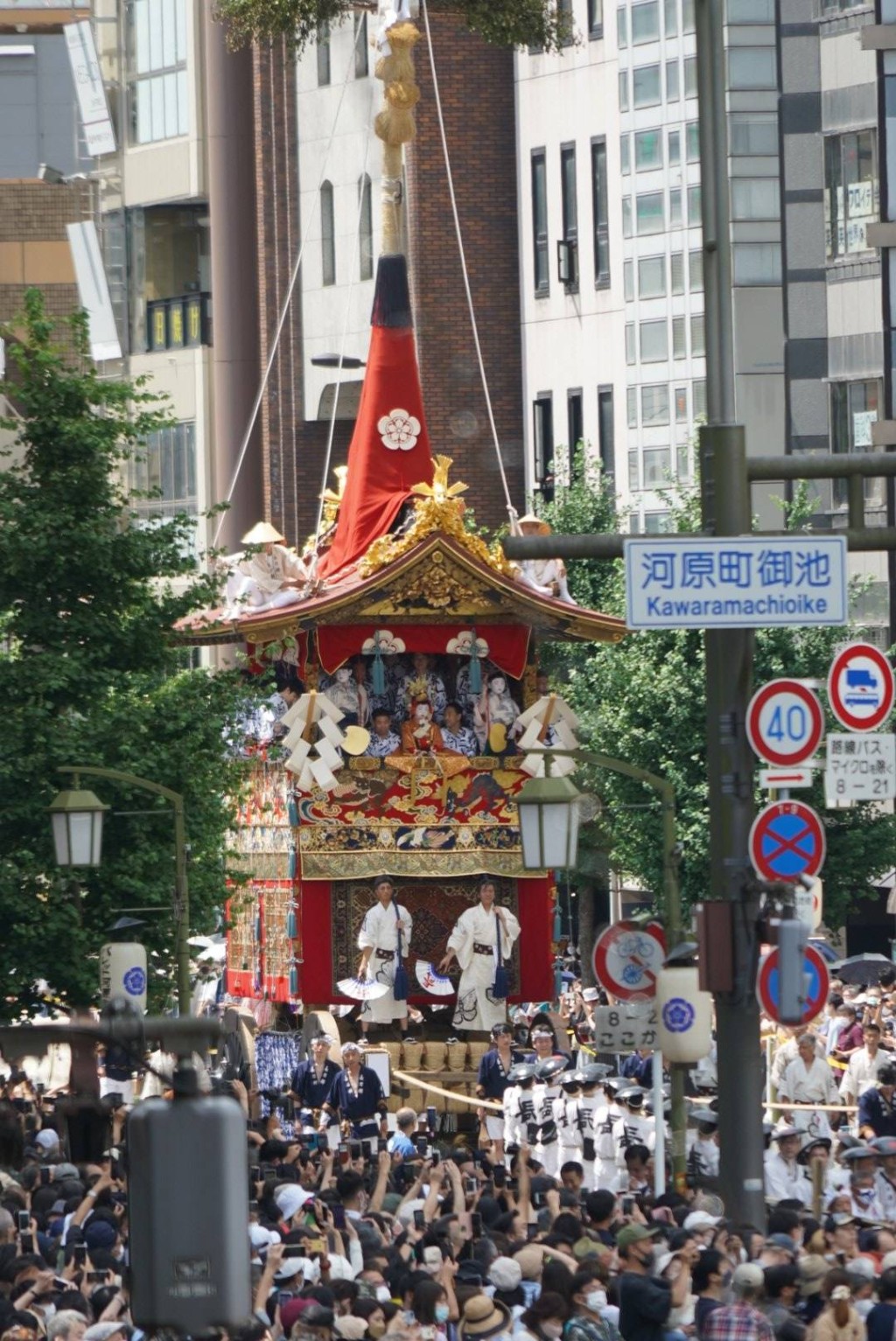 京都街頭今日舉行盛大的花車巡遊。Twitter@tokyokonkat1986網圖