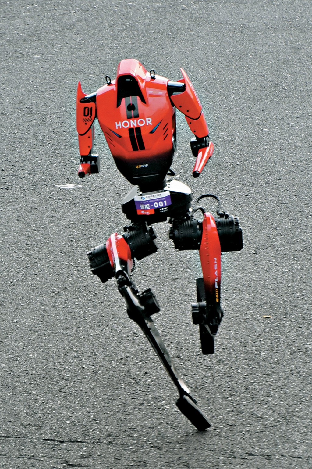 人形机械人「闪电」在比赛中奔驰。