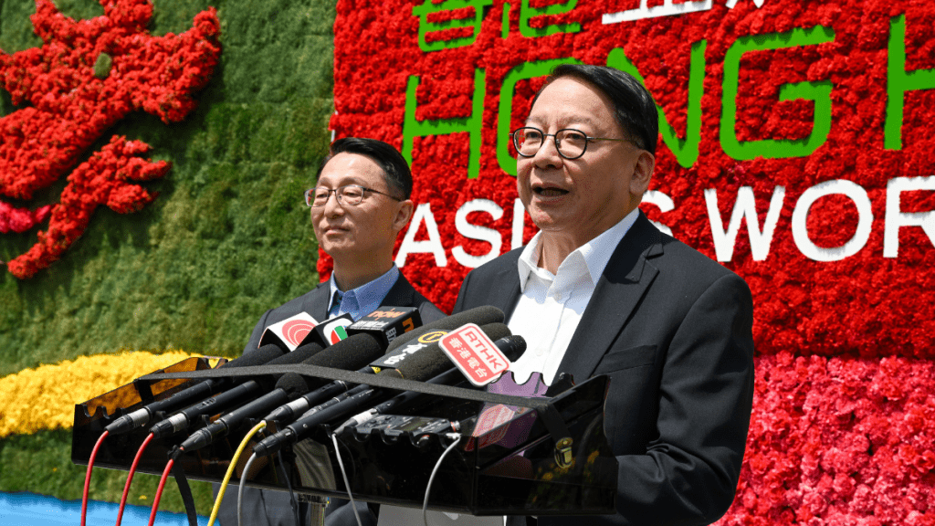 政務司司長陳國基(右)相信未來就應該像花卉一樣「開得這麼燦爛」。