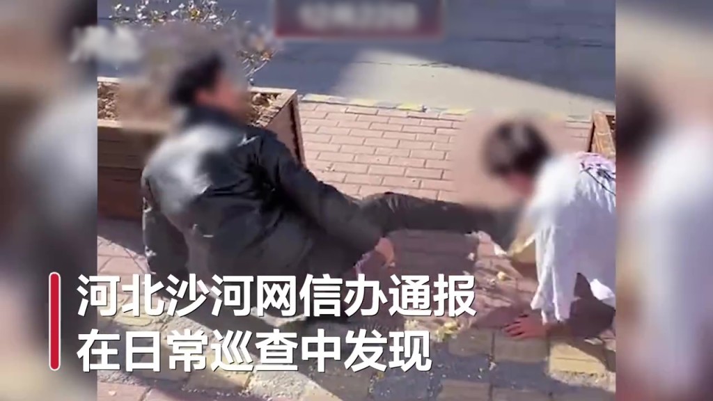 2網紅模仿2狗爭食。互聯網圖片