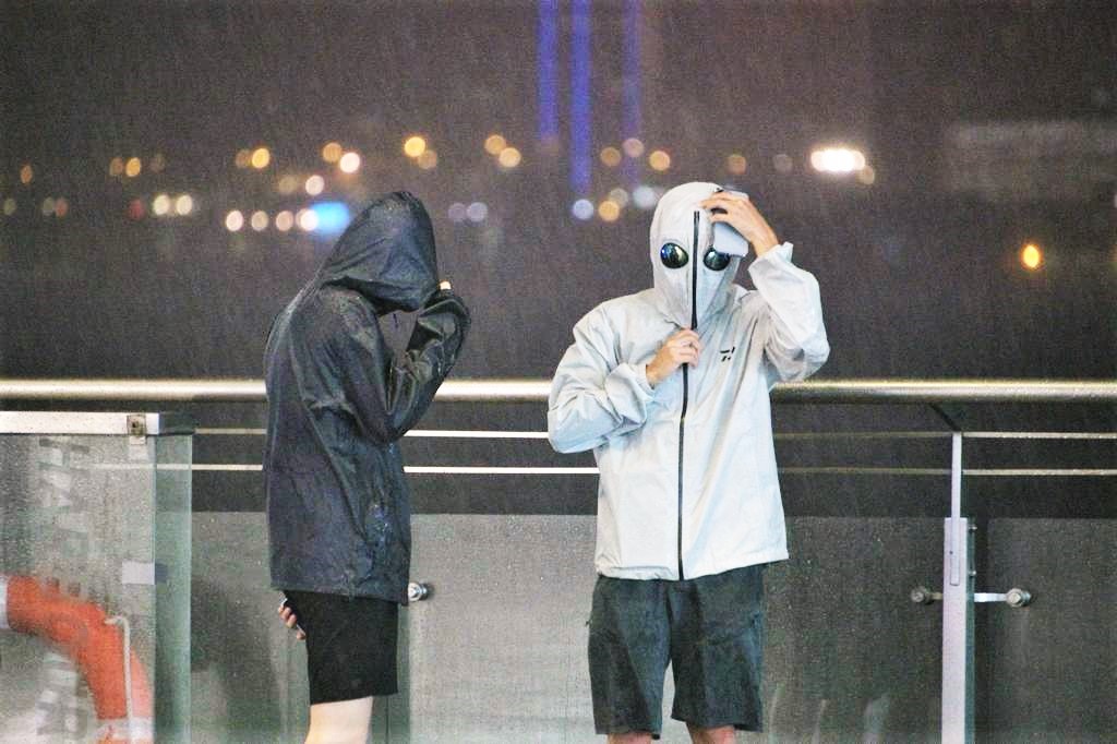 尖沙嘴有市民無懼風雨觀浪。