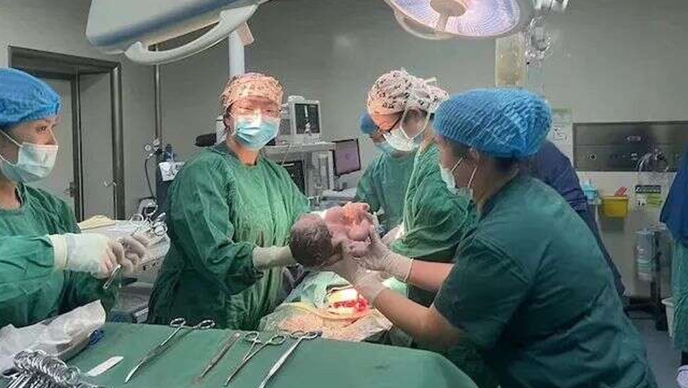 四川瀘定孕婦餘震中受傷送院，平安誕下地震後首個嬰兒。