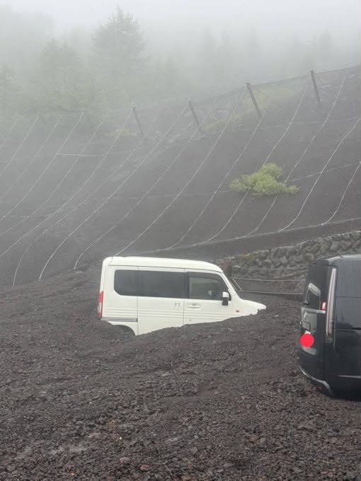 富士山五合目山泥傾瀉埋車。 threads@mtfujihk