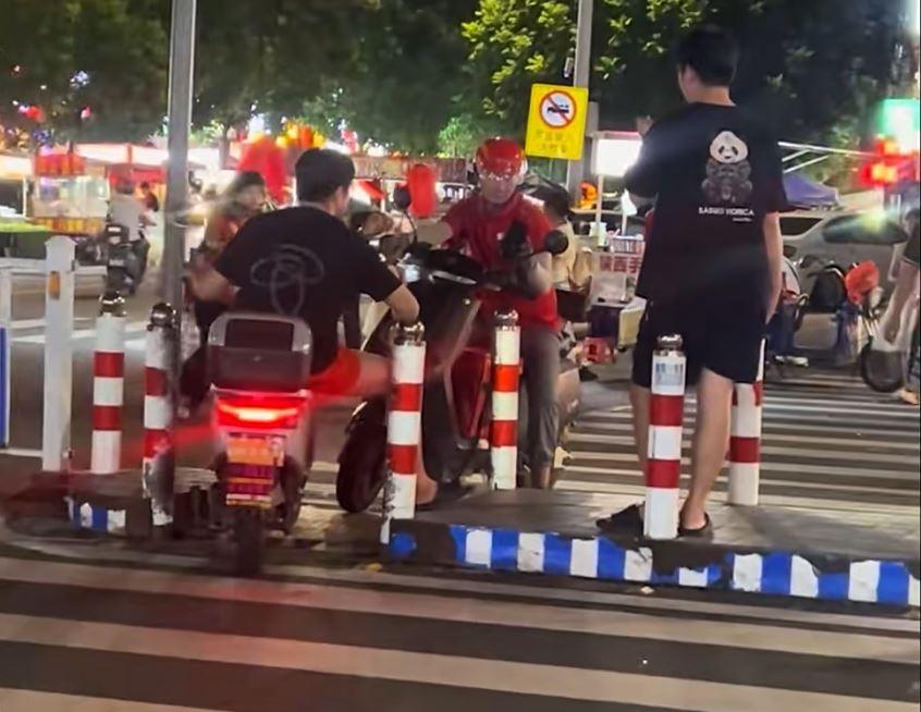 惠州外賣哥與鐵騎士鬥氣，在路中心互頂不讓4小時到天黑。網圖
