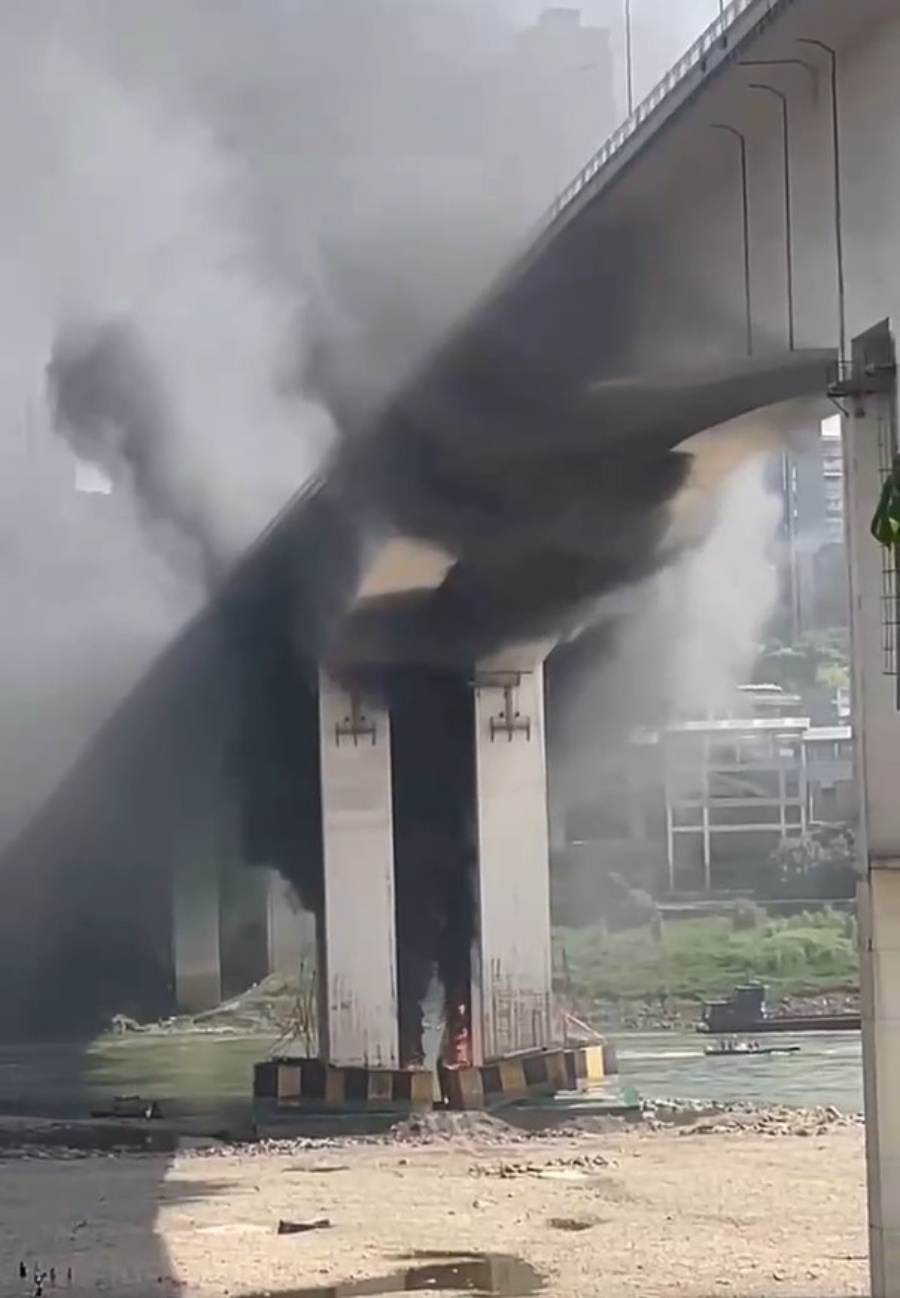 大火被扑灭后黄花园大桥2号墩表面烟熏受损。网图