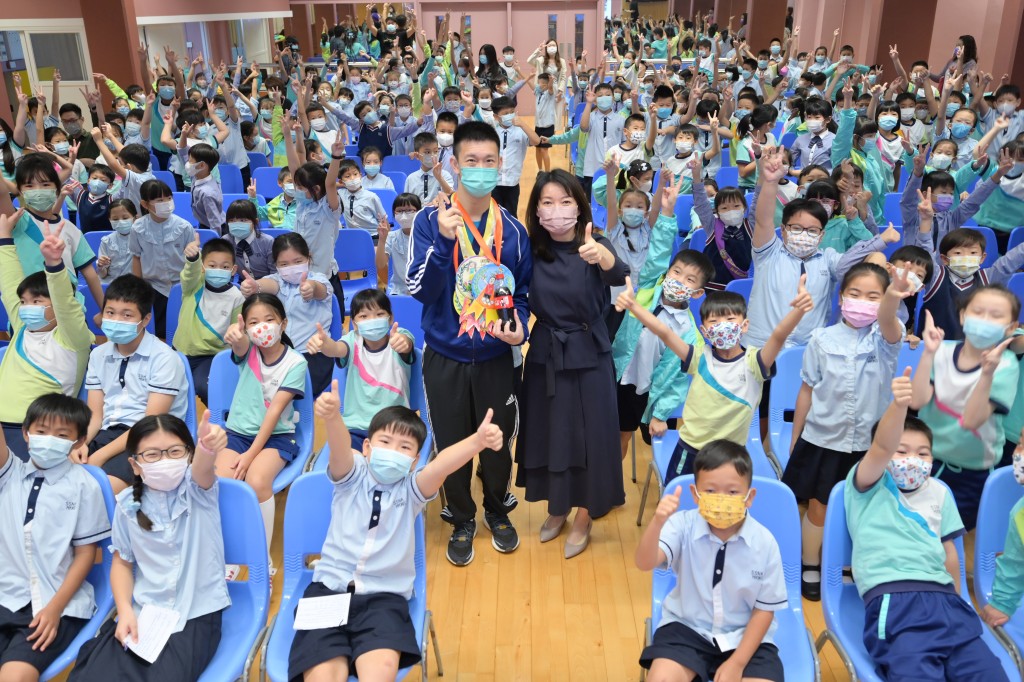 該校本年度「主題學習週」以「堅毅」為主題，邀請電影《媽媽的神奇小子》主角原型、殘奧金牌得主蘇樺偉（中間藍衣、黑色長褲者）與學生見面。