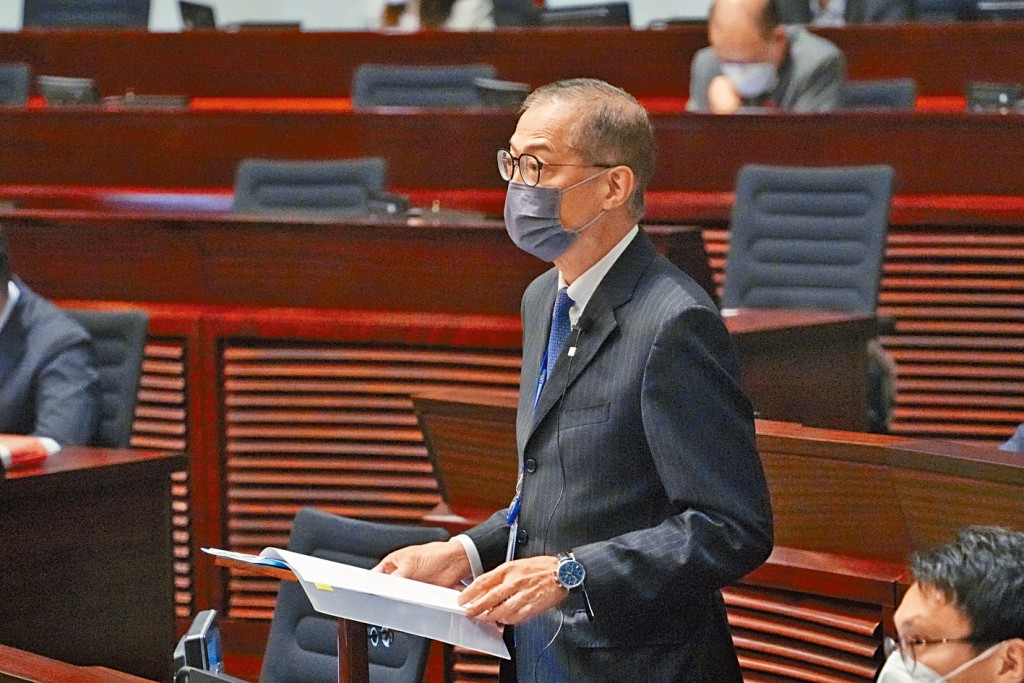 醫務衞生局局長盧寵茂,首度在立法會接受議員口頭質詢。
