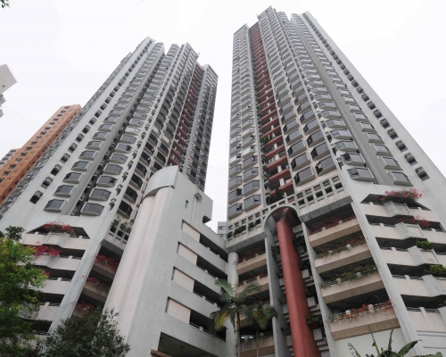 西半山豫苑中層每呎兩萬沽。