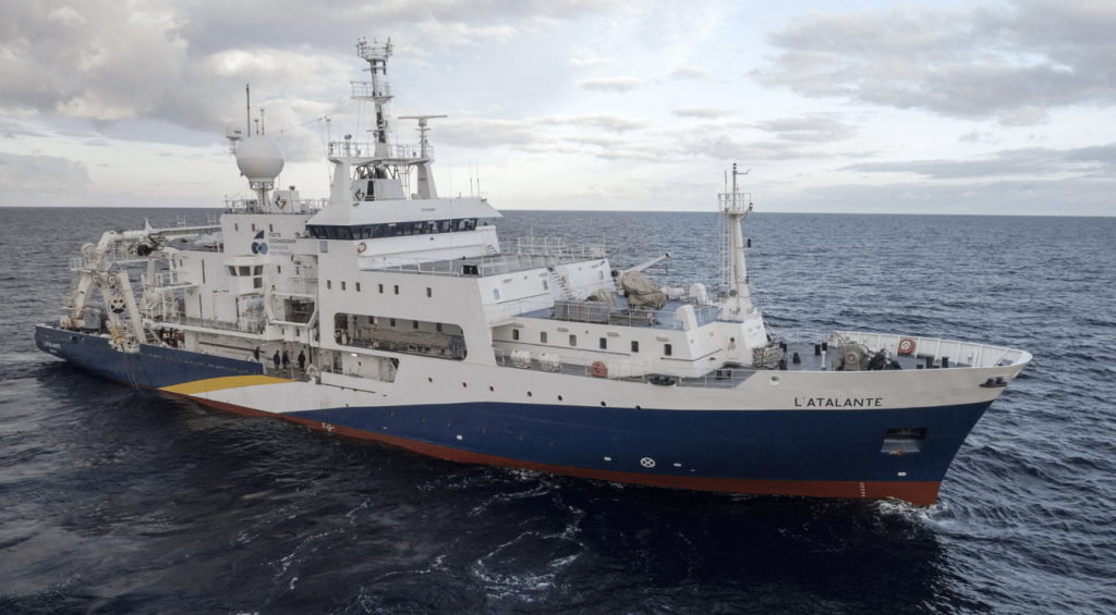 6 月 20 日星期二，法国承诺派遣一艘配备深海潜水船的阿塔兰特号船前往搜索区域。  潜水器公司OceanGate Expeditions 表示，泰坦号拥有 96 小时的氧气供应，以应对紧急情况。