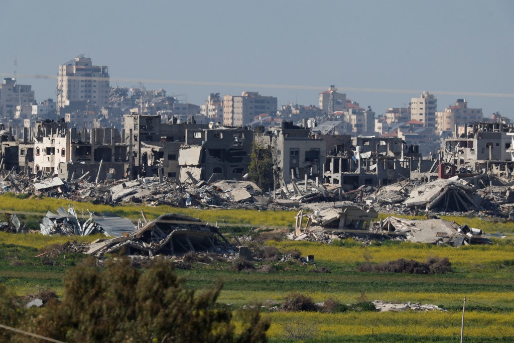 加沙遭到以军轰炸，多处房屋损毁。路透社