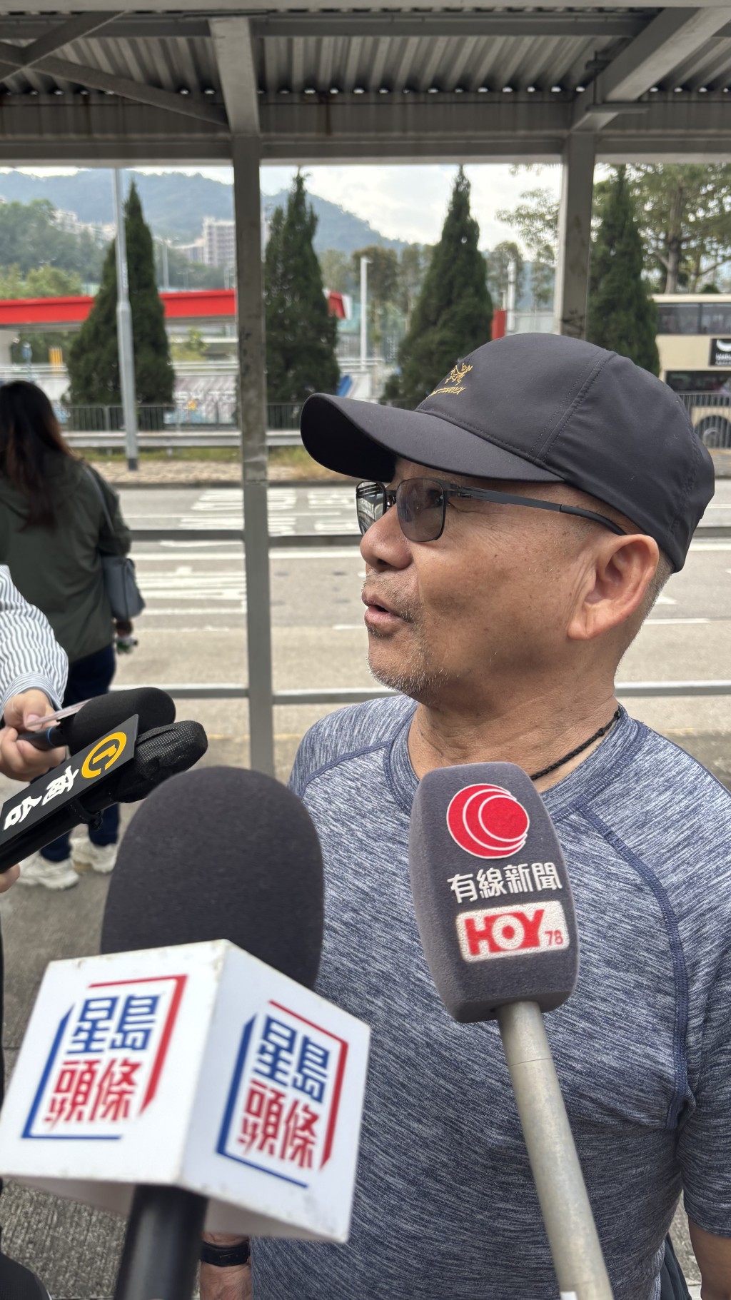 余先生表示，何伟豪“值得全香港人向佢致敬”。郭文卓摄