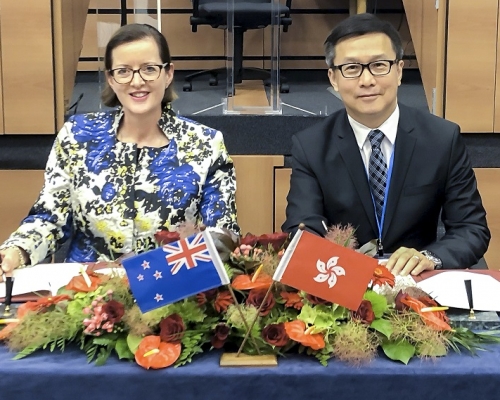 鄧以海與新西蘭署理海關關長Christine Stevenson簽訂互認安排。政府新聞處圖片