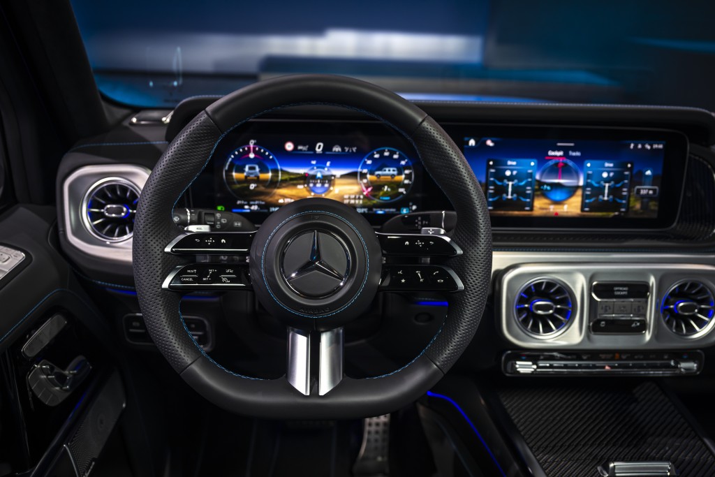 全新Mercedes-Benz EQ580電動車車廂新配搭包括雙連12.3吋屏幕Off-road Cockpit介面顯示
