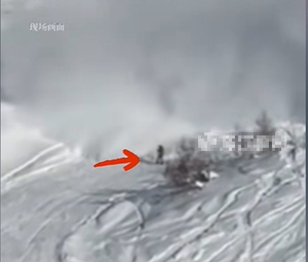 新疆喀納斯景區雪崩，網傳雪崩追著一人的畫面。