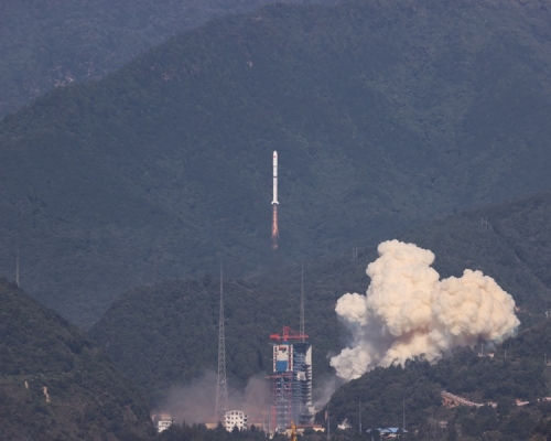 採取「一箭三星」的方式，成功將遙感三十五號3枚衛星發射升空。新華社