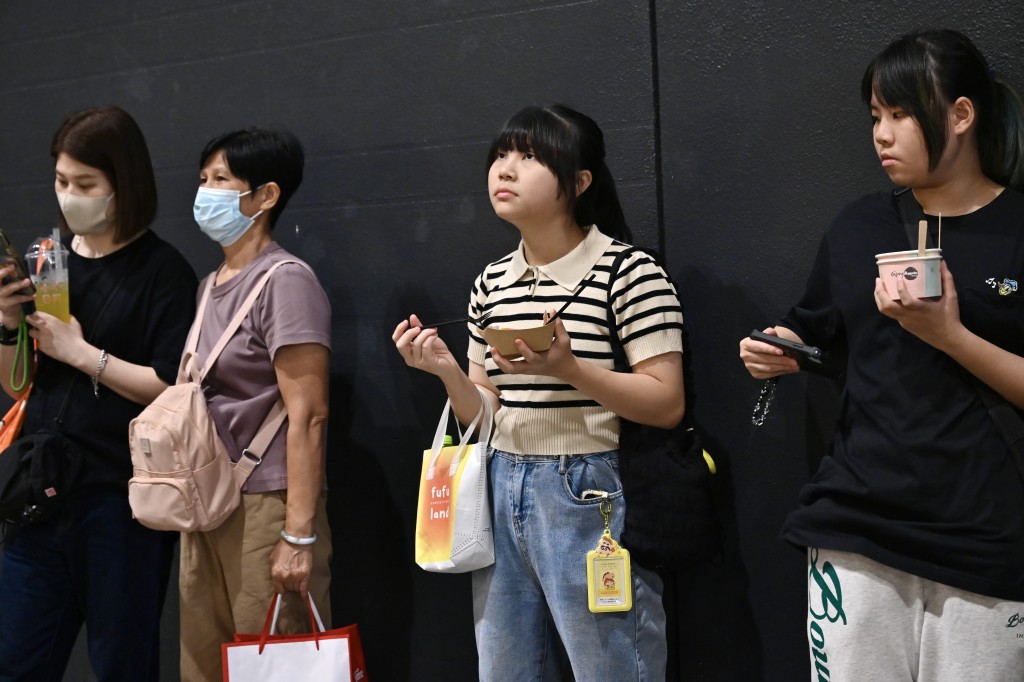 市民即場開餐。鍾健華攝