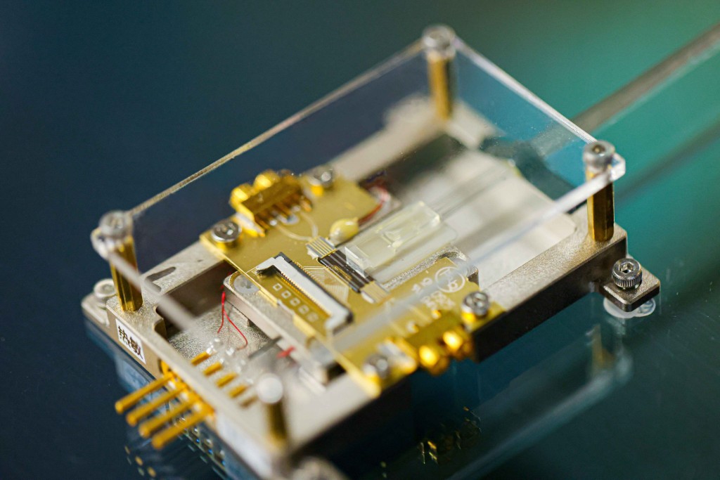 圖為理大研發的量子晶片。理大表示，量子晶片具備「高速率、高穩定性、低成本、可大批量生產」的四大優勢。理大提供