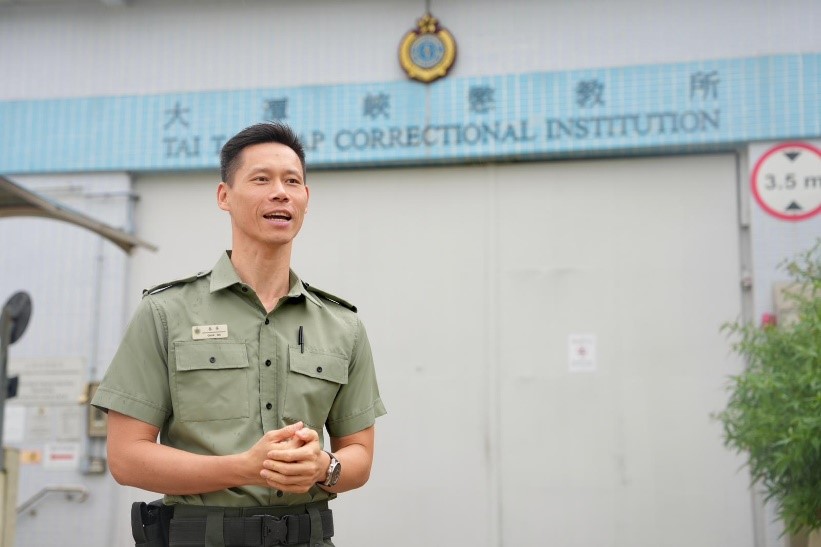 惩教主任(特别职务)秦华表示，署方于大潭峡惩教所的大闸涂上制冷涂层后，他感觉到工作间较之前凉快。