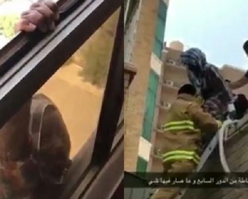 女佣单手抓著窗框求救，但雇主只顾拍片。网图