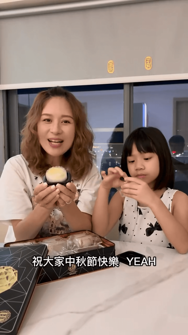 鄺文珣與女兒Chesney向鏡頭祝賀中秋節,盡顯母女情深。 鄺文珣與女兒Chesney向鏡頭祝賀中秋節,盡顯母女情深。
