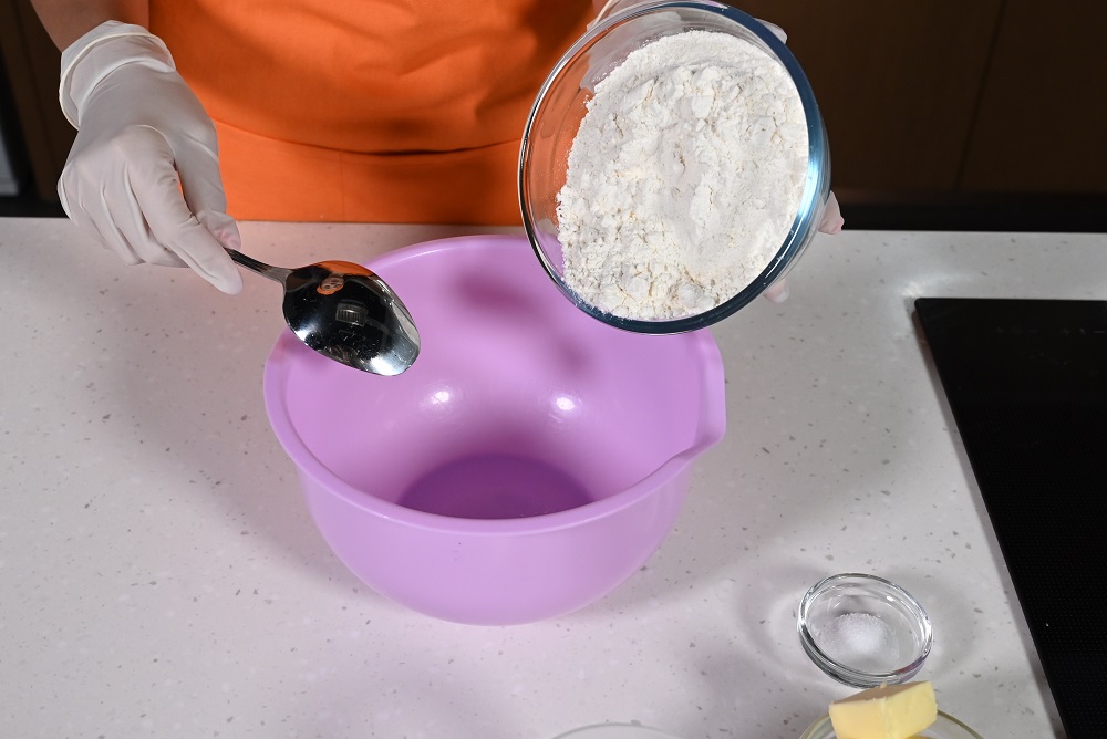 2. 將麵粉及鹽放入大碗中，拌勻。   Place the flour and salt in a large bowl and whisk to combine.