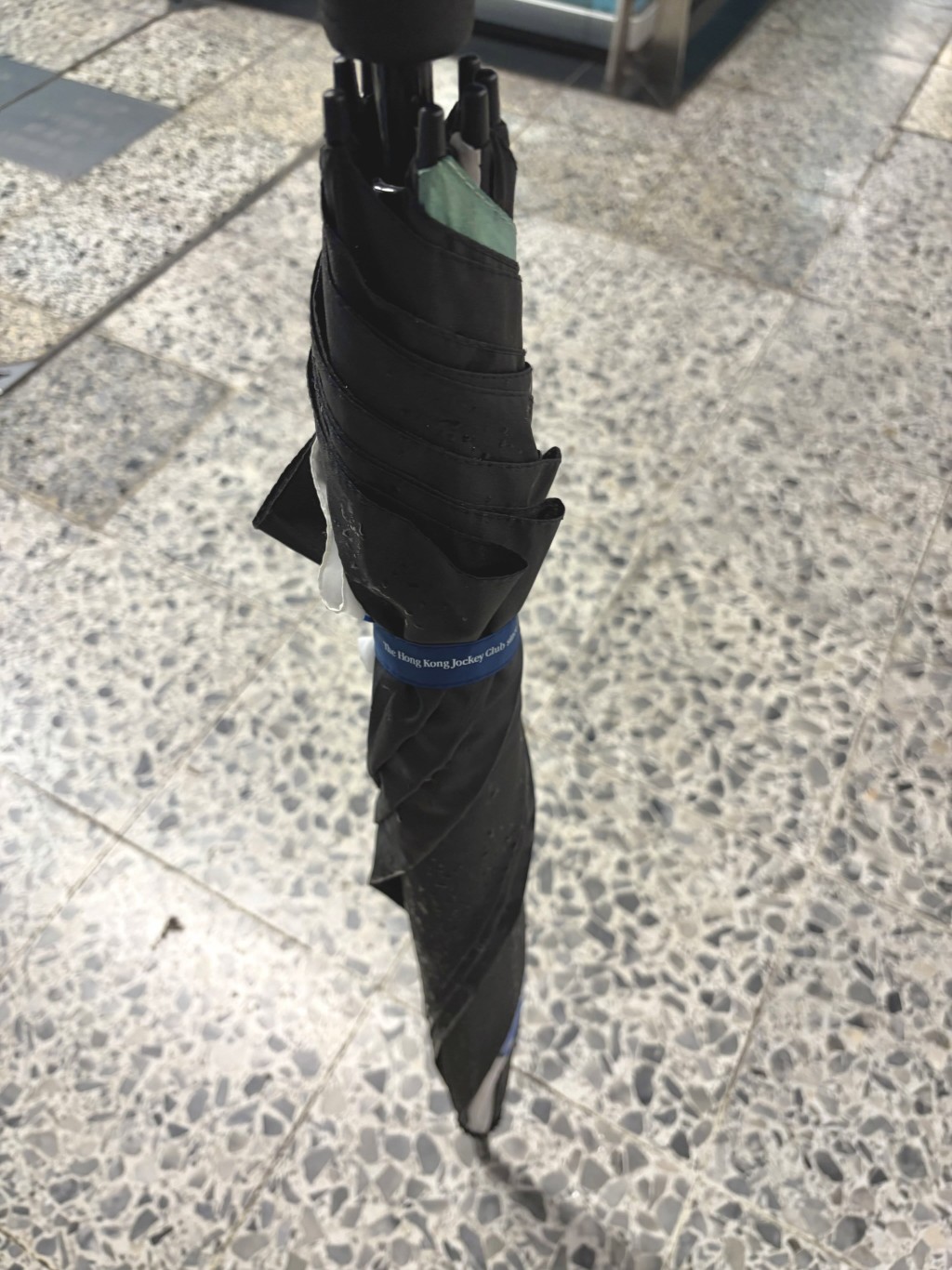网民「km_b_chu」在社交平台分享，黄色暴雨警告期间在马会借到一把遮。  (km_b_chu@Threads授权图片)