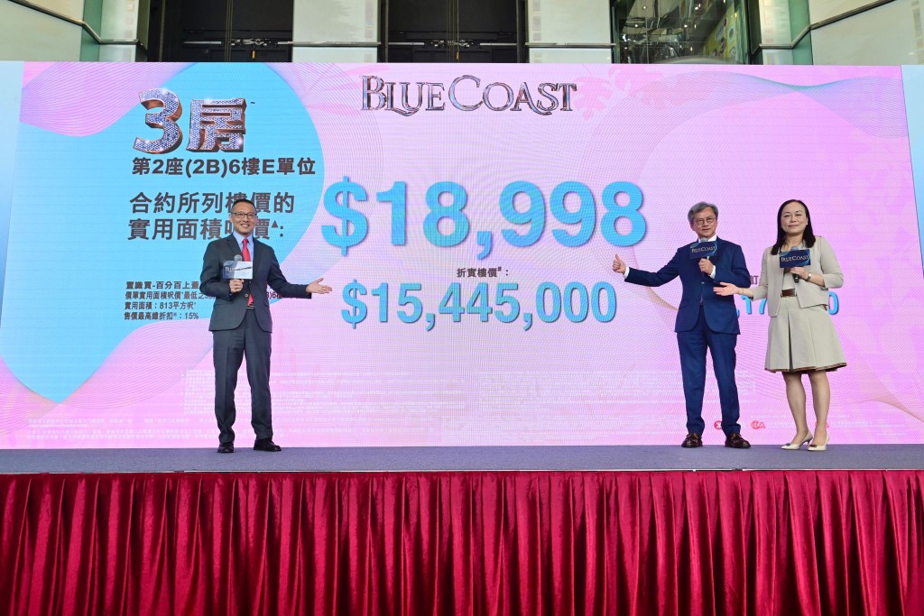 長實營業部首席經理郭子威（左）形容，首批開價屬「 撈底價」。