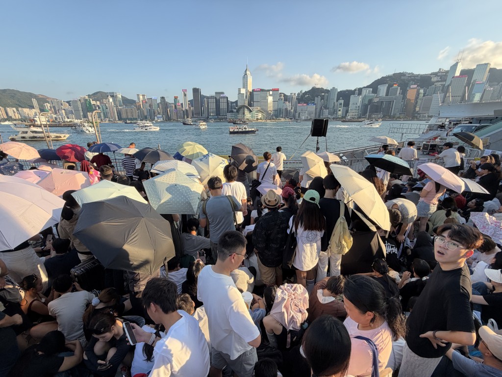 國慶煙花匯演2026將於今晚(10月1日)8時在維港上空綻放。 國慶煙花匯演2026將於今晚(10月1日)8時在維港上空綻放。