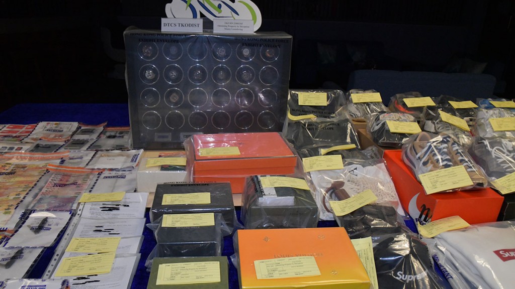 警方在被捕男子的住所內檢獲大批名錶、首飾及波鞋。
