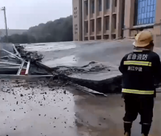 浙江寧波余姚市有建築的鋼棚倒塌，網片可見路面受損嚴重。