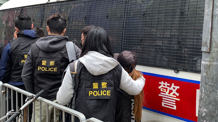 事件中,警方拘捕5名男女。警方提供
