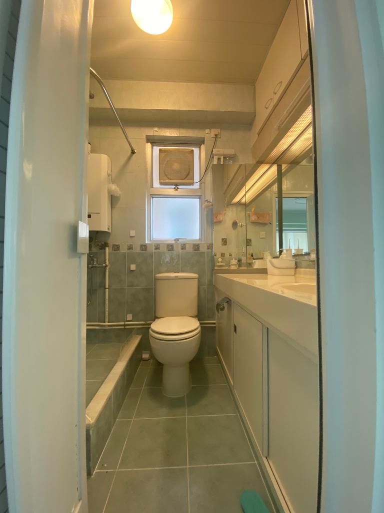 浴室採明廁設計，通風乾爽。