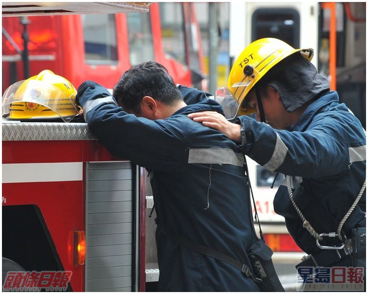 有消防員知道同袍殉職後,表現傷心。資料圖片