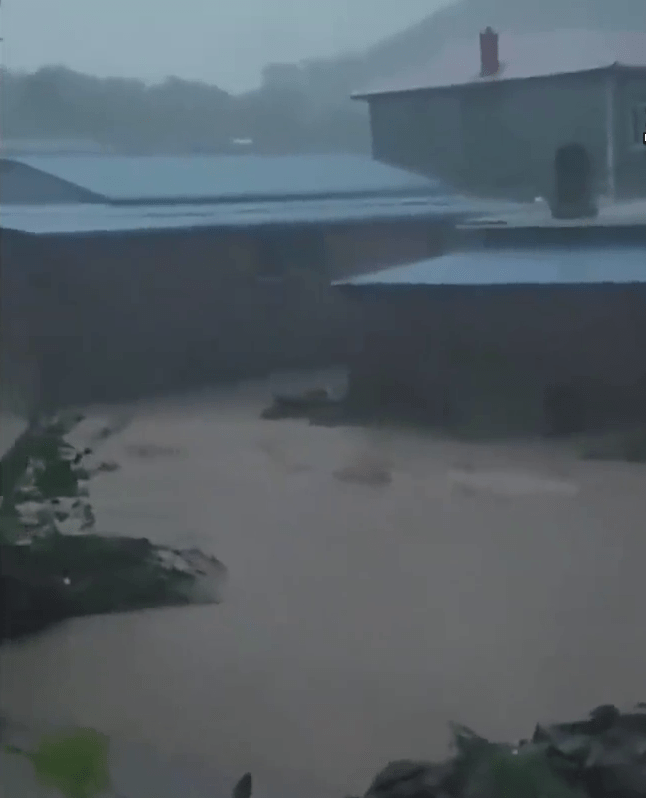 遼寧葫蘆島市暴雨成災，房屋被水淹。