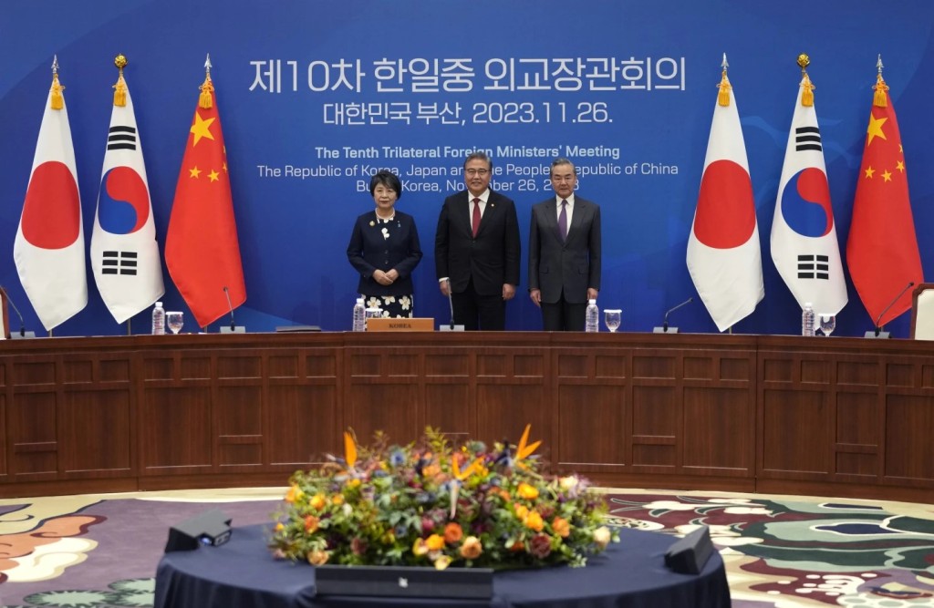 中日韓外長日前在釜山舉行會議，確定加快推進三國領導人會議。美聯社