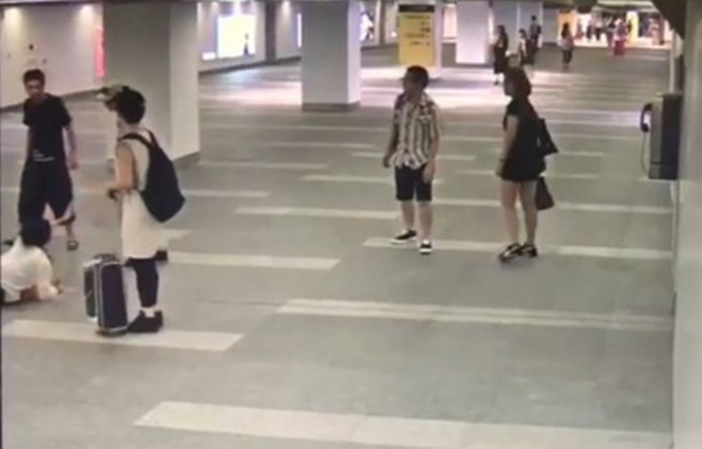女子鼻樑被打傷流血倒地。